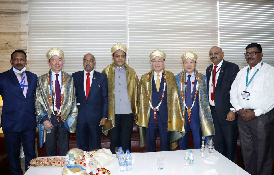 Lãnh đạo Chính quyền Kanartaka chào đón Chủ tịch Quốc hội Vương Đình Huệ. (Ảnh: Doãn Tấn/TTXVN)