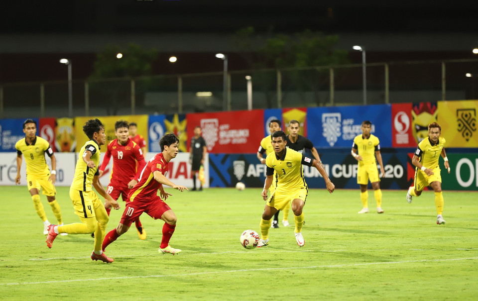 Tiền đạo Công Phượng đi bóng trước các cầu thủ đội tuyển Malaysia. (Ảnh: TTXVN)