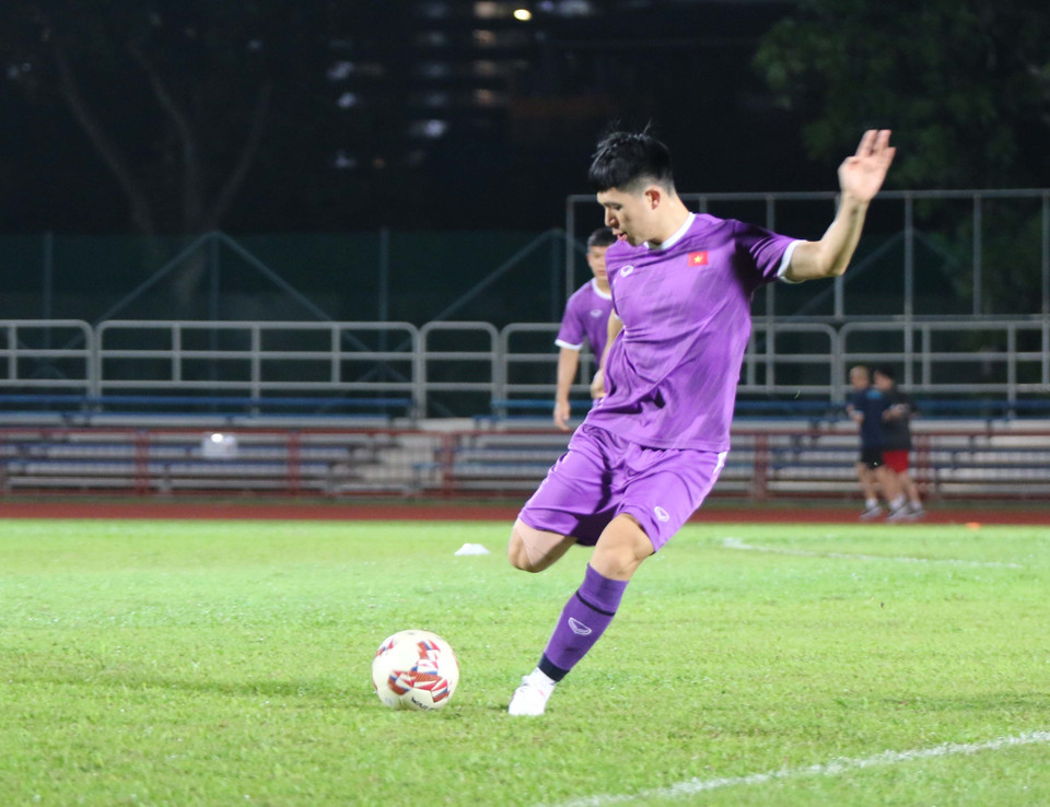 Buổi tập của Đội tuyển Việt Nam diễn ra muộn hơn so với những buổi tập vừa qua, nhằm giúp các cầu thủ làm quen với khung giờ thi đấu lúc 20h30 theo giờ địa phương (tức 19h30 giờ Việt Nam). Trong ảnh: Trung vệ Trần Đình Trọng tại buổi tập. (Ảnh: TTXVN phát)