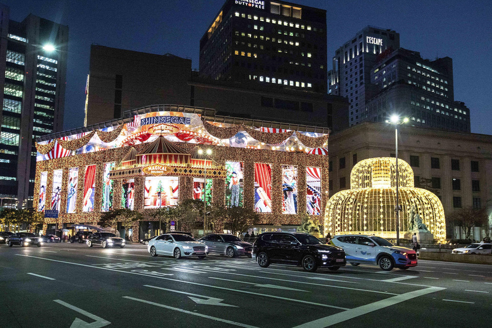 Phố Sogong ở trung tâm Seoul bừng sáng bởi sắc màu đèn led chào đón Giáng sinh. (Ảnh: Anh Nguyên/TTXVN)