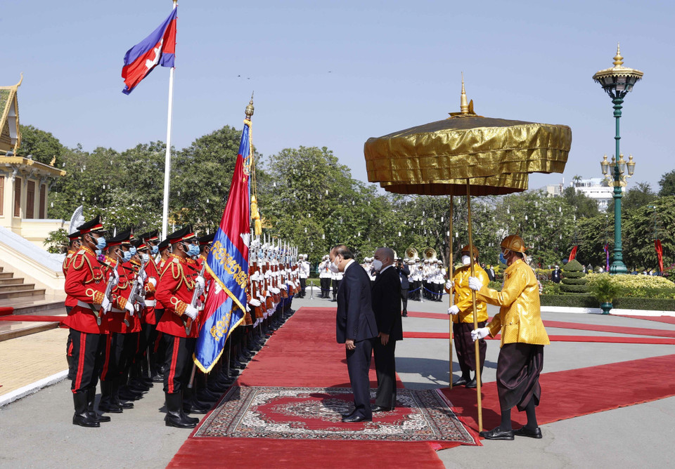 Sáng 21/12, tại Cung điện Hoàng gia ở Thủ đô Phnom Penh, Quốc vương Norodom Sihamoni chủ trì Lễ đón trọng thể Chủ tịch nước Nguyễn Xuân Phúc cùng Đoàn đại biểu cấp cao Việt Nam thăm cấp Nhà nước Vương quốc Campuchia. (Ảnh: Thống Nhất/TTXVN)