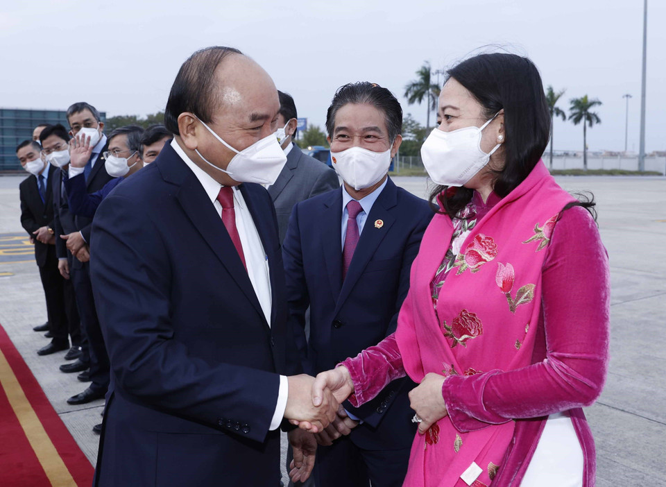 Phó Chủ tịch nước Võ Thị Ánh Xuân tiễn Chủ tịch nước Nguyễn Xuân Phúc tại Sân bay Quốc tế Nội Bài. (Ảnh: Thống Nhất/TTXVN)