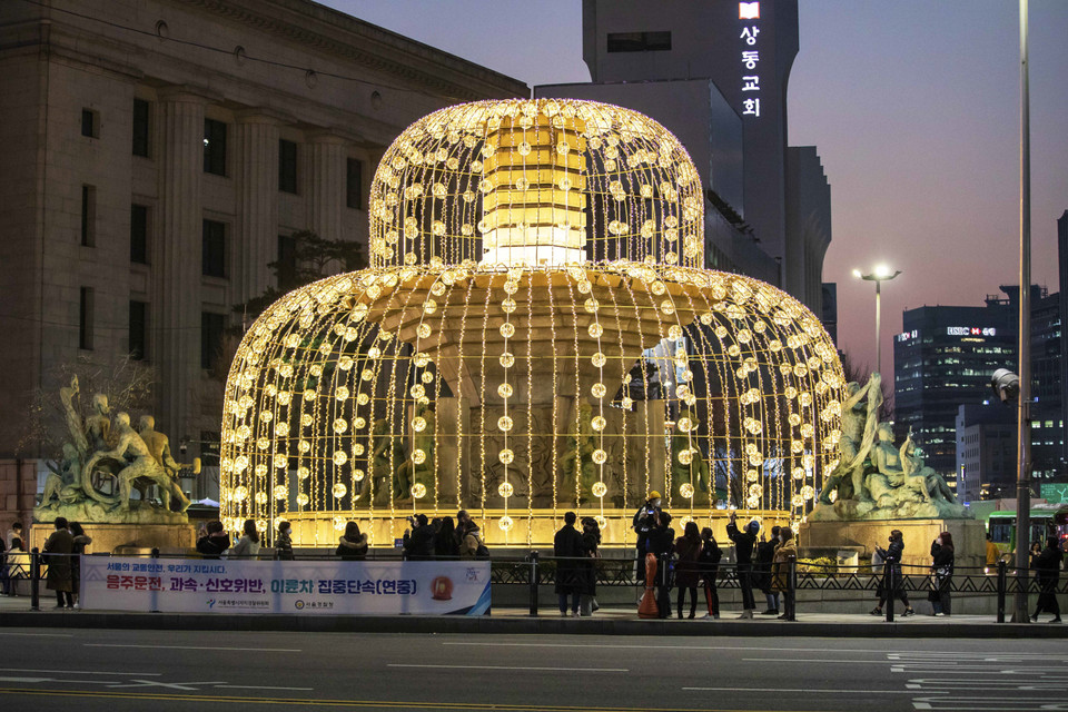 Đài phun nước trước tòa nhà Ngân hàng Trung ương Hàn Quốc rực rỡ sắc màu. (Ảnh: Anh Nguyên/TTXVN)