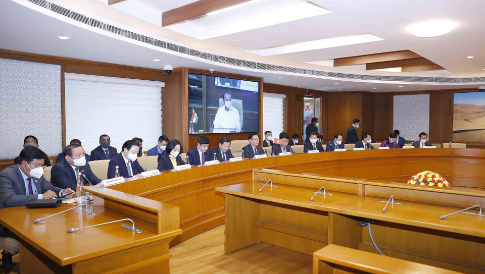 Chủ tịch Quốc hội Vương Đình Huệ chào xã giao Chủ tịch Thượng viện Ấn Độ, Phó Tổng thống Venkaiah Naidu. (Ảnh: Doãn Tấn/TTXVN)