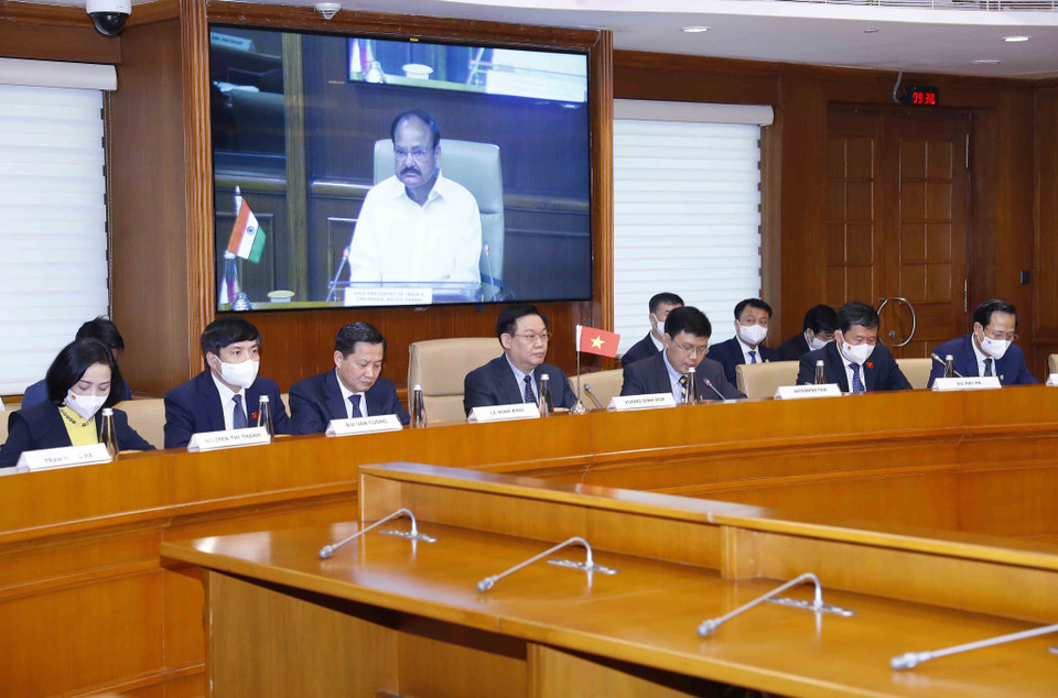 Chủ tịch Quốc hội Vương Đình Huệ chào xã giao Chủ tịch Thượng viện Ấn Độ, Phó Tổng thống Venkaiah Naidu. (Ảnh: Doãn Tấn/TTXVN)