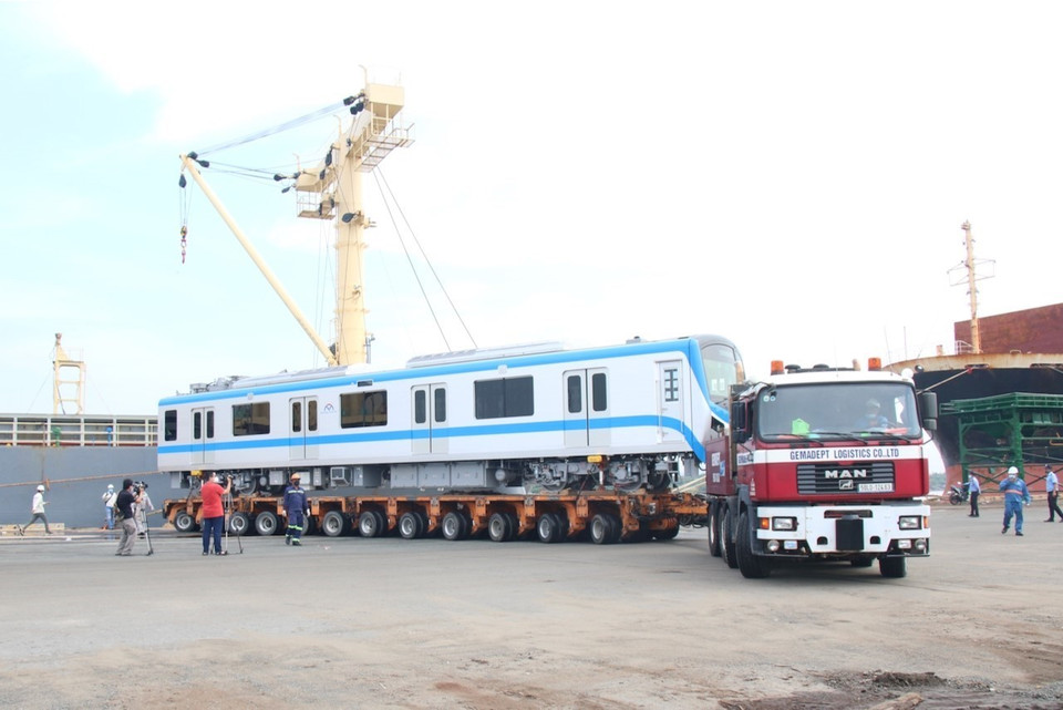 Các toa xe sẽ được đưa vào khu vực lưu trữ, trước khi vận chuyển về Depot Long Bình. (Ảnh: Tiến Lực/TTXVN)