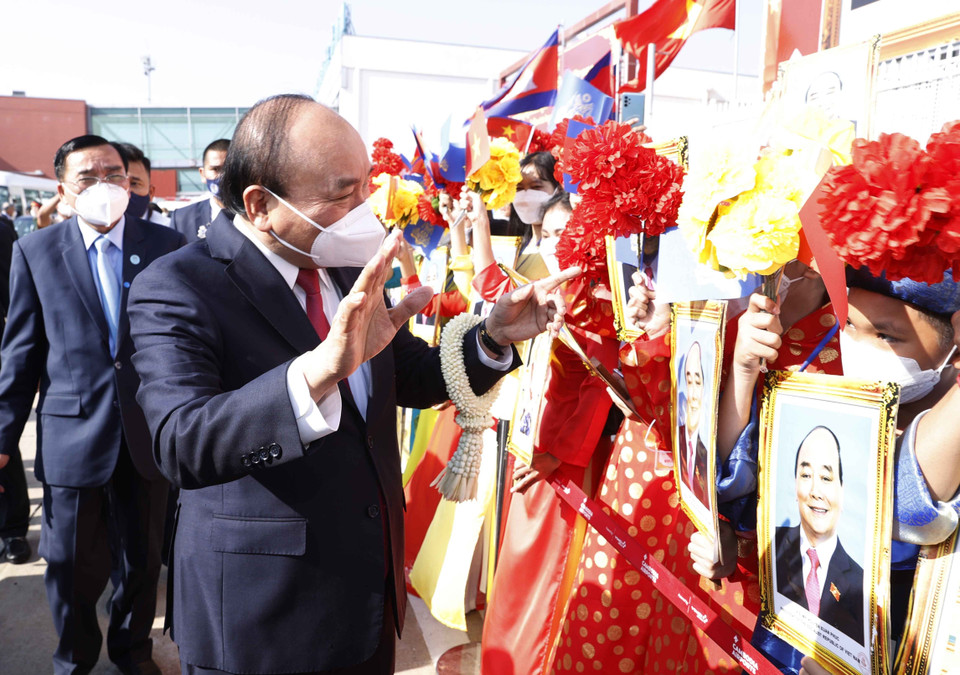 Lễ đón Chủ tịch nước Nguyễn Xuân Phúc cùng Đoàn đại biểu cấp cao Việt Nam tại Sân bay Quốc tế Pochentong. (Ảnh: Thống Nhất/TTXVN)