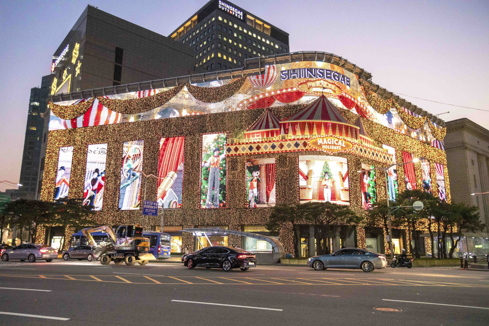 Trung tâm thương mại Shinsegae ở Seoul trang trí chào đón mùa Giáng sinh. (Ảnh: Anh Nguyên/TTXVN)