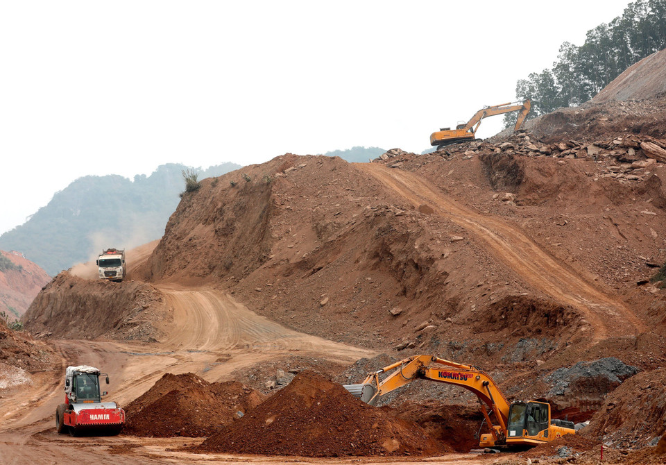 Gói thầu 11 đang tiến hành thi công đào đắp nền đường đã đạt 48% khối lượng thi công. (Ảnh: Huy Hùng/TTXVN)