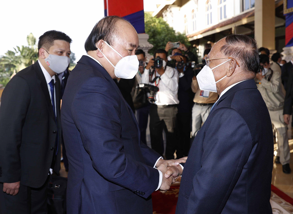 Chiều 21/12/2021, tại Thủ đô Phnom Penh, Chủ tịch nước Nguyễn Xuân Phúc hội kiến Chủ tịch Hạ viện Campuchia Samdech Akka Moha Ponhea Chakrei Heng Samrin. (Ảnh: Thống Nhất/TTXVN)