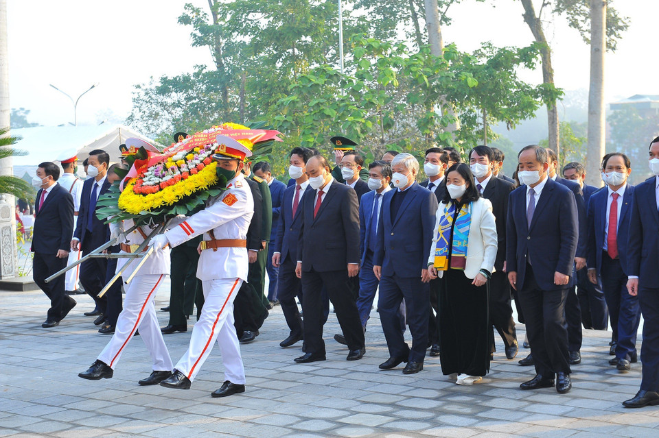 Trong chuyến công tác dự Lễ kỷ niệm 130 năm thành lập tỉnh Hà Giang (20/8/1891-20/8/2021), sáng 8/12/2021, Chủ tịch nước Nguyễn Xuân Phúc cùng đoàn công tác dâng hương tưởng niệm các Anh hùng liệt sỹ tại Nghĩa trang Liệt sỹ Quốc gia Vị Xuyên. (Ảnh: Minh Đức/TTXVN)