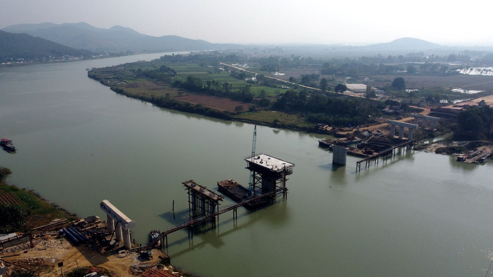 Thi công tại cầu Vĩnh An có chiều dài 475,90m vượt sông Mã (nối hai huyện Vĩnh Lộc và Yên Định). (Ảnh: Huy Hùng/TTXVN)
