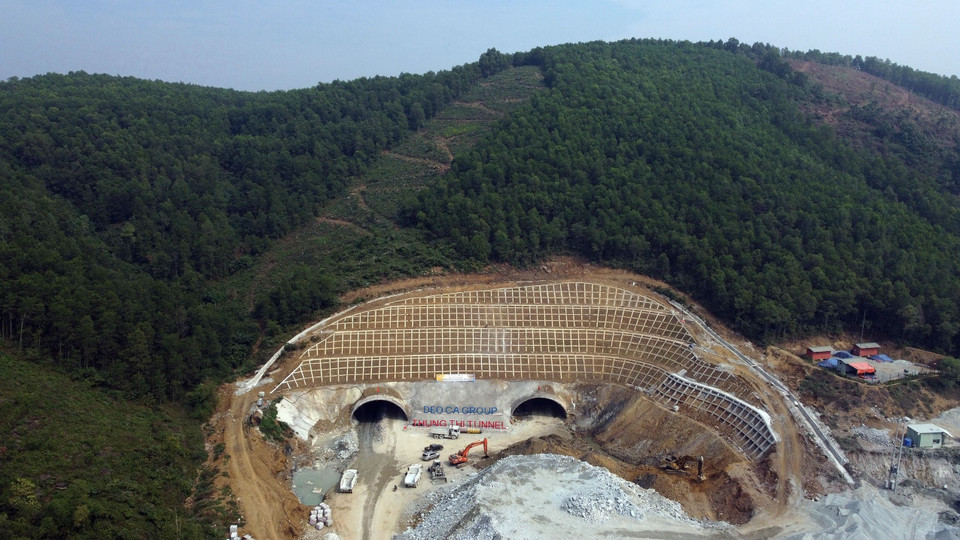 Hầm Thung Thi qua địa phận xã Hà Lĩnh, huyện Hà Trung,(Thanh Hóa) là hầm dài nhất trên tuyến, với 680 m/1ống hiện đã được thông sau khoảng 300 ngày khoan núi và đang được nhà thầu hạ nền, phun phụt bêtông bề mặt hầm. (Ảnh: Huy Hùng/TTXVN)