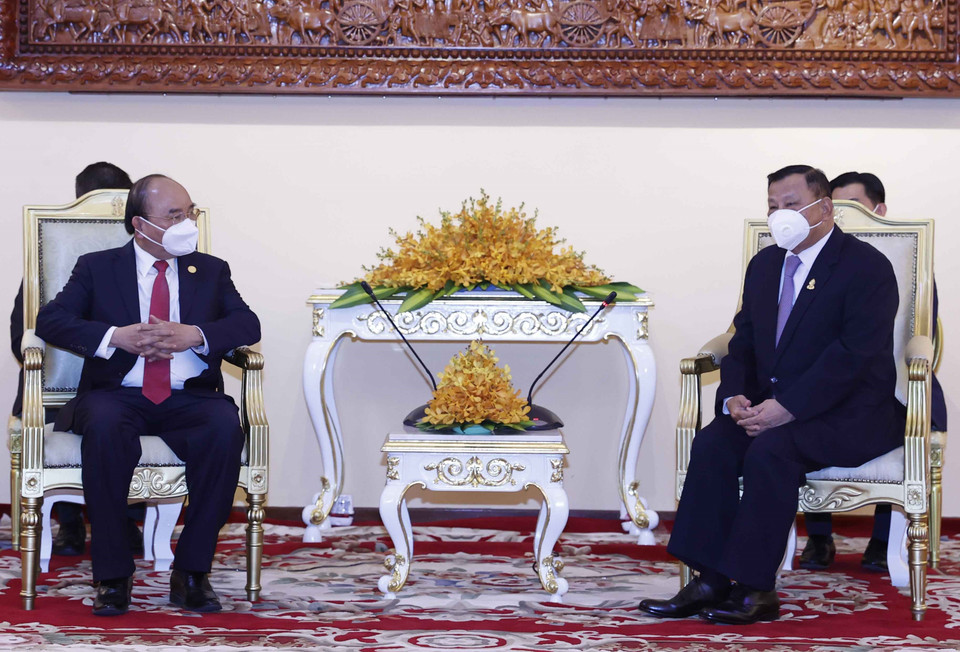 Chủ tịch nước Nguyễn Xuân Phúc hội kiến Chủ tịch Thượng viện Campuchia Samdech Vibol Sena Pheakdey Say Chhum.(Ảnh: Thống Nhất/TTXVN)