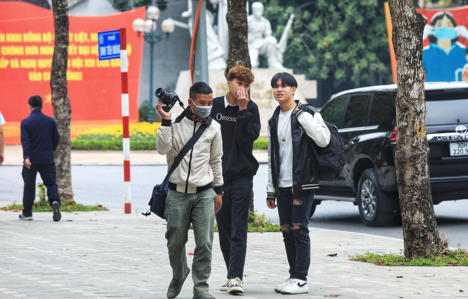 Nhiều người dân còn chủ quan không đeo khẩu trang đảm bảo công tác phòng, chống dịch (ảnh chụp tại đường Đinh Tiên Hoàng, quận Hoàn Kiếm). (Ảnh: Tuấn Anh/TTXVN)