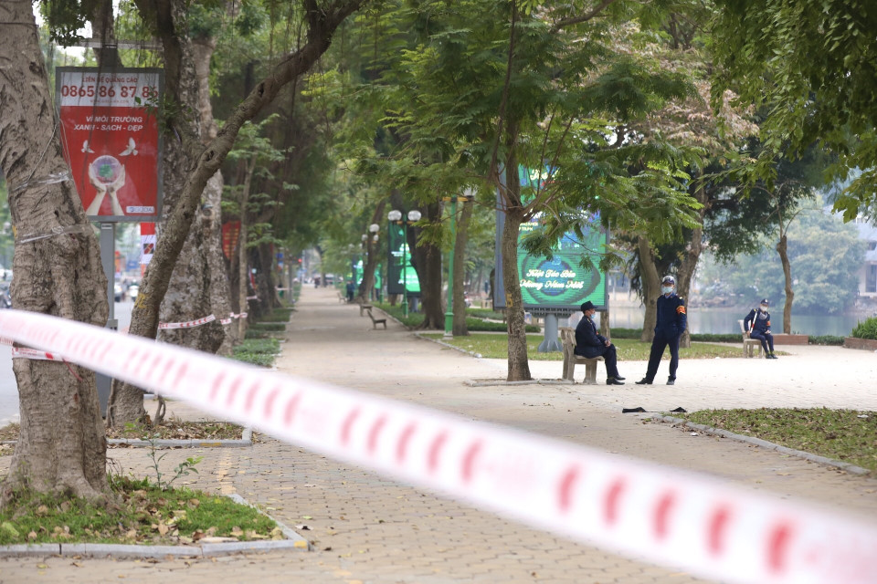 Khu vực quanh hồ Thiền Quang (quận Hai Bà Trưng) hạn chế người dân vào tập thể dục. (Ảnh: Minh Quyết/TTXVN)