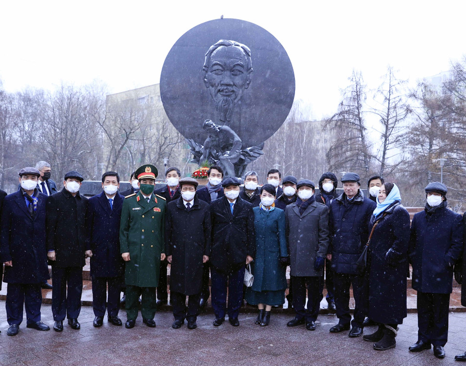 Chủ tịch nước Nguyễn Xuân Phúc cùng Đoàn đại biểu cấp cao Việt Nam chụp ảnh lưu niệm tại Tượng đài Chủ tịch Hồ Chí Minh. (Ảnh: Thống Nhất/TTXVN)