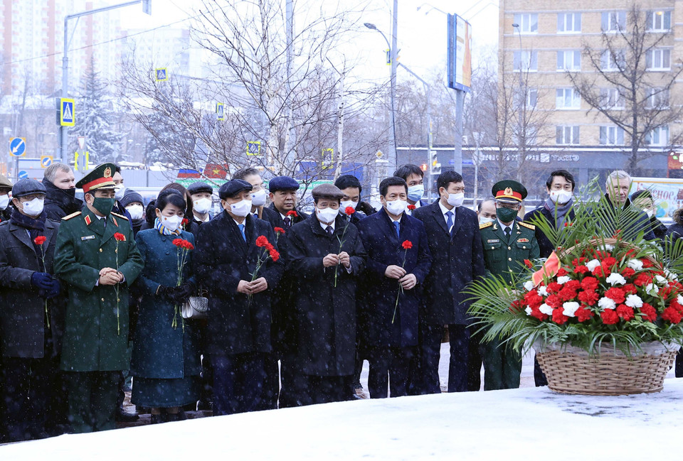 Chủ tịch nước Nguyễn Xuân Phúc cùng Đoàn đại biểu cấp cao Việt Nam dâng hoa tại Tượng đài Chủ tịch Hồ Chí Minh. (Ảnh: Thống Nhất/TTXVN)