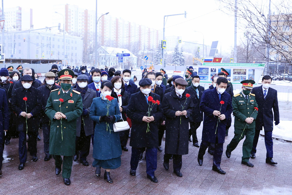 Tiếp tục chuyến thăm chính thức Liên bang Nga, sáng 1/12/2021(theo giờ địa phương), Chủ tịch nước Nguyễn Xuân Phúc cùng Đoàn đại biểu cấp cao Việt Nam đến dâng hoa tại Tượng đài Chủ tịch Hồ Chí Minh ởThủ đô Moskva. (Ảnh: Thống Nhất/TTXVN)