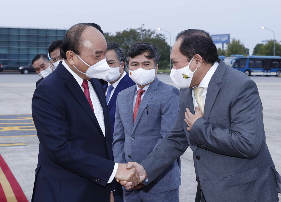 Sáng 21/12, Chủ tịch nước Nguyễn Xuân Phúc dẫn đầu Đoàn cấp cao Việt Nam rời Thủ đô Hà Nội, lên đường thăm cấp Nhà nước Vương quốc Campuchia theo lời mời của Quốc vương Campuchia Norodom Sihamoni. (Ảnh: Thống Nhất/TTXVN)