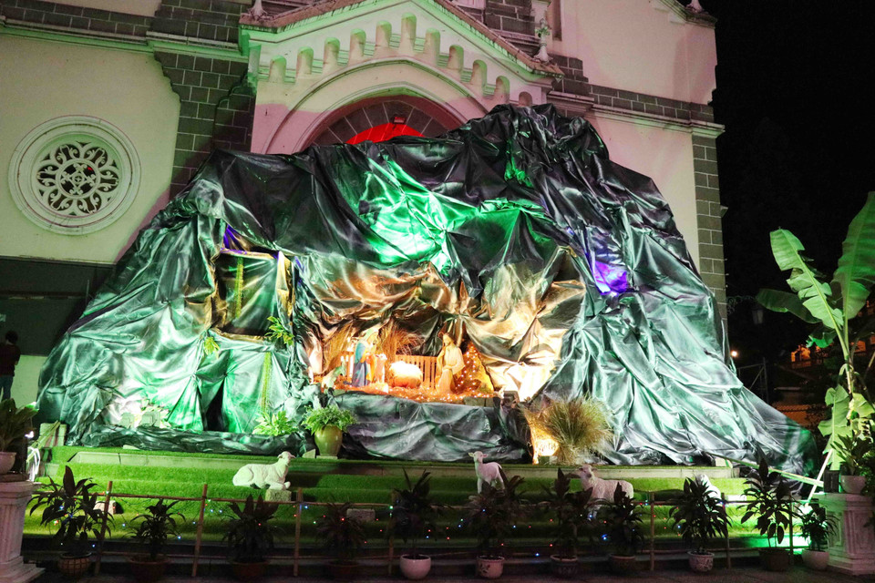 Những tiểu cảnh hang đá Giáng sinh đã được dựng lên từ nhiều ngày nay tại các nhà thờ trong thành phố. (Ảnh: Xuân Khu/TTXVN)