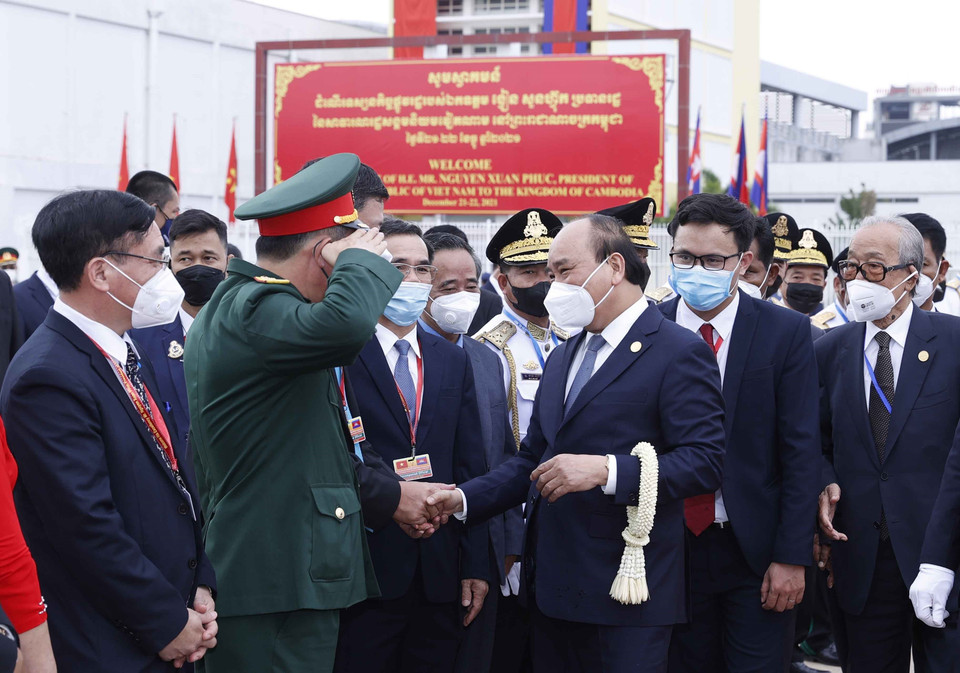 Chủ tịch nước Nguyễn Xuân Phúc chia tay cán bộ, nhân viên Đại sứ quán và cộng đồng người Việt Nam ở Campuchia tại Sân bay Quốc tế Puchentong. (Ảnh: Thống Nhất/TTXVN)