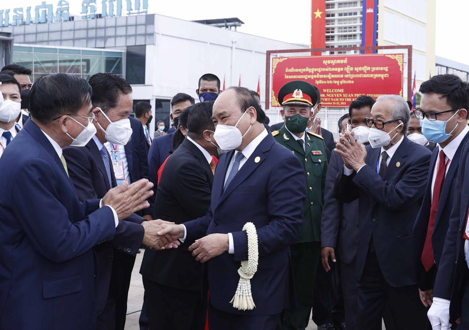 Chủ tịch nước Nguyễn Xuân Phúc chia tay cán bộ, nhân viên Đại sứ quán và cộng đồng người Việt Nam ở Campuchia. (Ảnh: Thống Nhất/TTXVN)