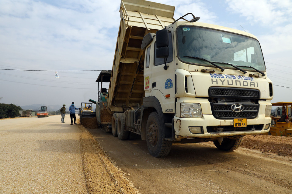 Dải thảm đá dăm trên tuyến tại địa phận huyện Hà Trung (Thanh Hóa). (Ảnh: Huy Hùng/TTXVN)