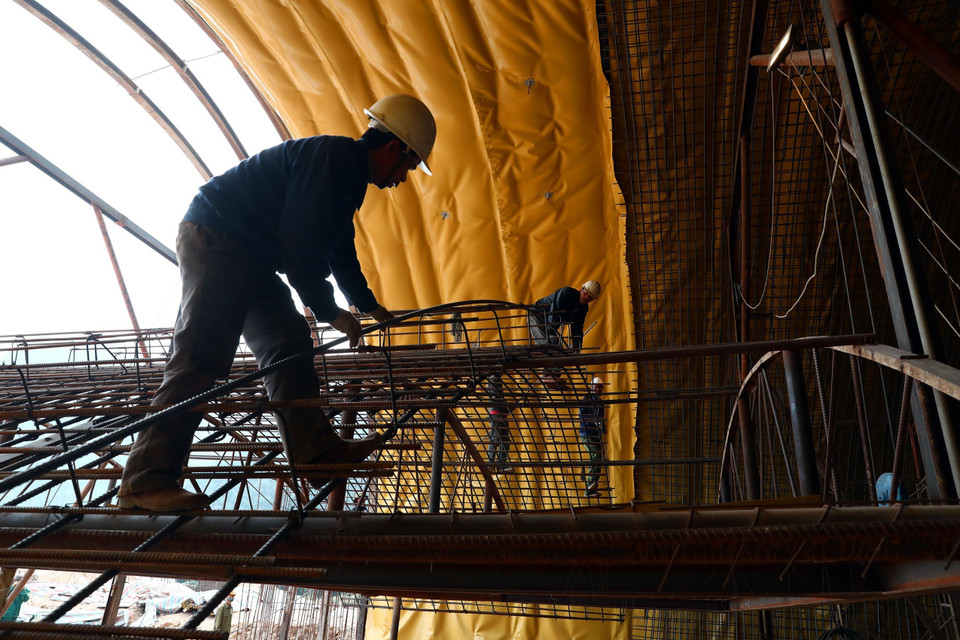 Công nhân đan dầm thép mái vòm hầm Tam Điệp chuẩn bị đổ bê tông vỏ hầm. (Ảnh: Huy Hùng/TTXVN)