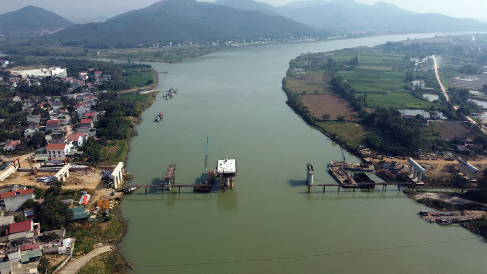 Cầu Vĩnh An được thiết kế xây dựng với chiều dài 475,90m, có bề rộng 23,5m gồm 4 làn xe cao tốc có dải phân cách giữa, có làn dành cho dân sinh. (Ảnh: Huy Hùng/TTXVN)