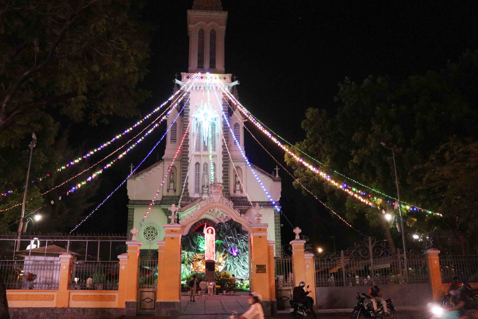 Nhà thờ Huyện Sỹ trang trí rực rỡ đón Giáng sinh. (Ảnh: Xuân Khu/TTXVN)