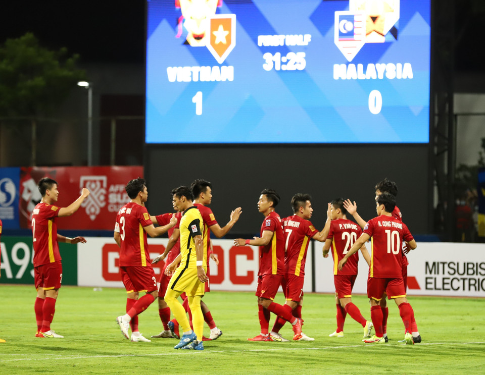 Các cầu thủ đội tuyển Việt Nam vui mừng với bàn thắng ghi vào lưới Đội tuyển Malaysia. (Ảnh: TTXVN)