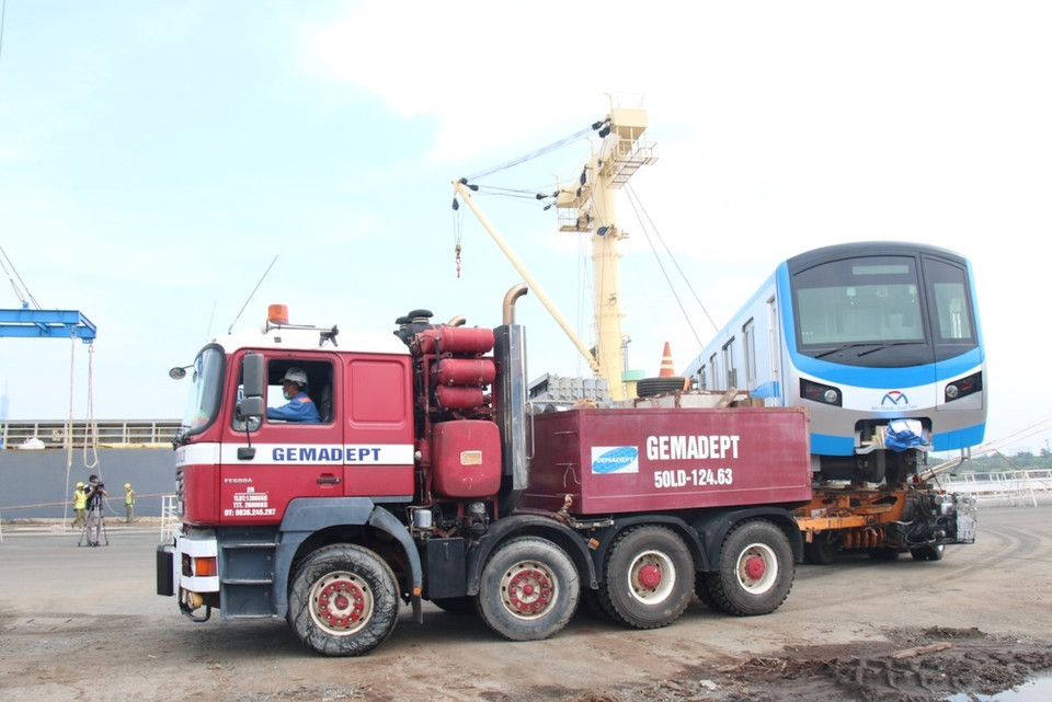 Các toa xe sẽ được đưa vào khu vực lưu trữ, trước khi vận chuyển về Depot Long Bình. (Ảnh: Tiến Lực/TTXVN)