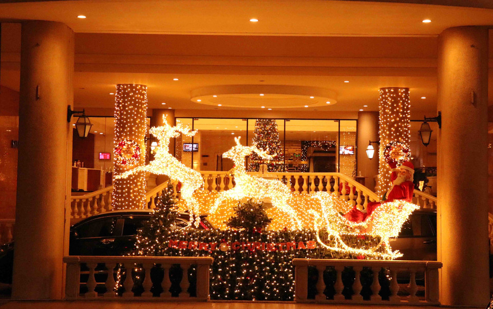 Ông già Noel và những chú tuần lộc lung linh trước cửa một khách sạn tại Thành phố Hồ Chí Minh. (Ảnh: Thu Hương/TTXVN)