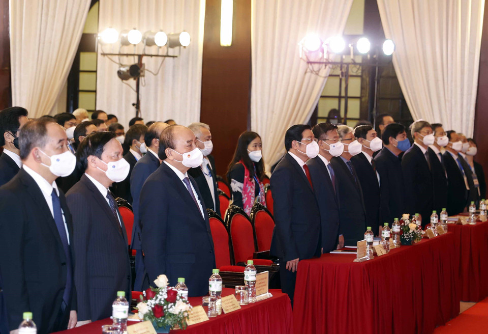 Chủ tịch nước Nguyễn Xuân Phúc và các đại biểu dự Đại hội thực hiện nghi lễ chào cờ. (Ảnh: Thống Nhất/TTXVN)