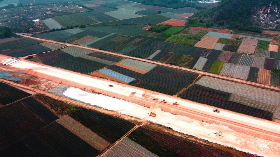 Tổng sản lượng thi công đoạn Mai Sơn-Quốc lộ 45 đạt gần 45% giá trị xây lắp theo hợp đồng, cơ bản đáp ứng theo kế hoạch. (Ảnh: Huy Hùng/TTXVN)