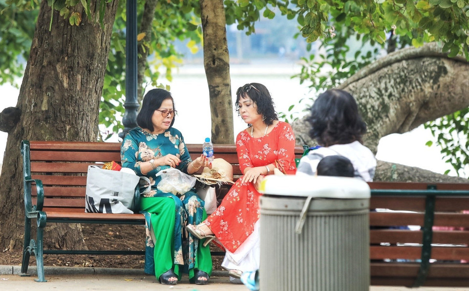 Nhiều người dân vẫn quên đeo khẩu trang khi ở nơi công cộng. (Ảnh: Tuấn Anh/TTXVN)