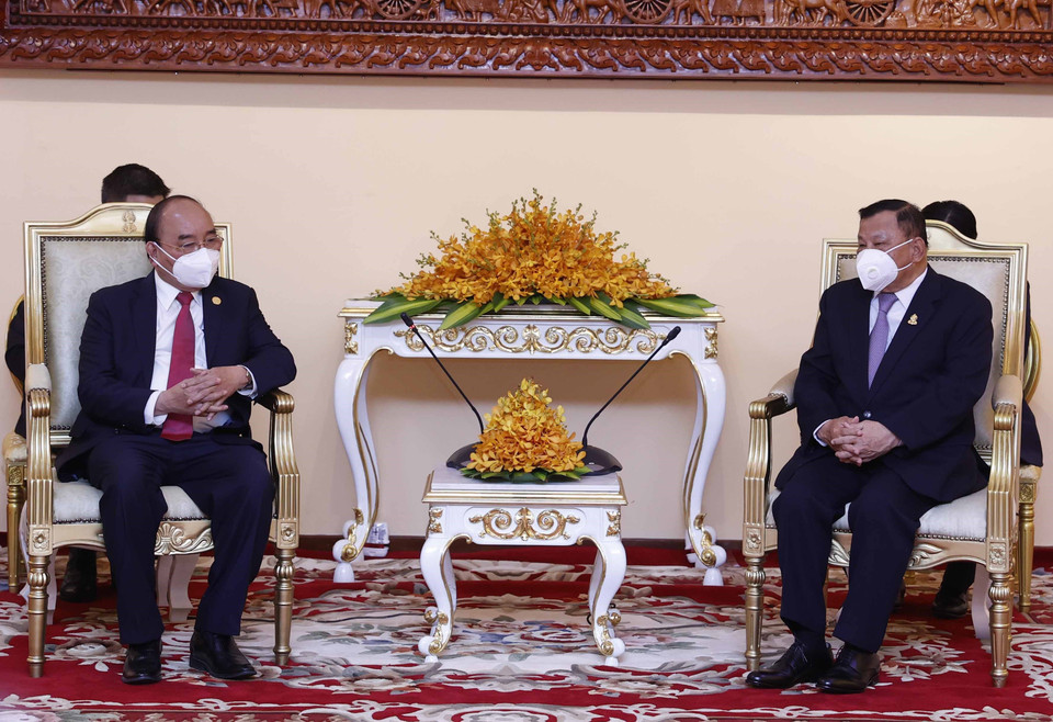 Chủ tịch nước Nguyễn Xuân Phúc hội kiến Chủ tịch Thượng viện Campuchia Samdech Vibol Sena Pheakdey Say Chhum tại thủ đô Phnom Penh. (Ảnh: Thống Nhất/TTXVN)
