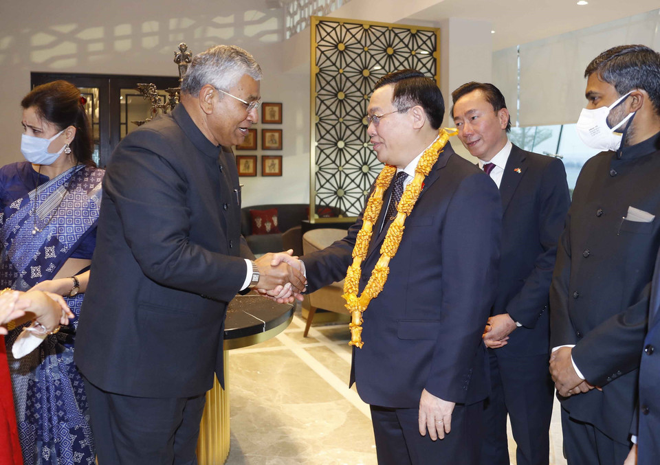 Chủ nhiệm Ủy ban Đối ngoại của Lưỡng viện Ấn Độ Shri P. P. Chaudhary trao vòng hoa gỗ quý cho Chủ tịch Quốc hội Vương Đình Huệ. (Ảnh: Doãn Tấn/TTXVN)