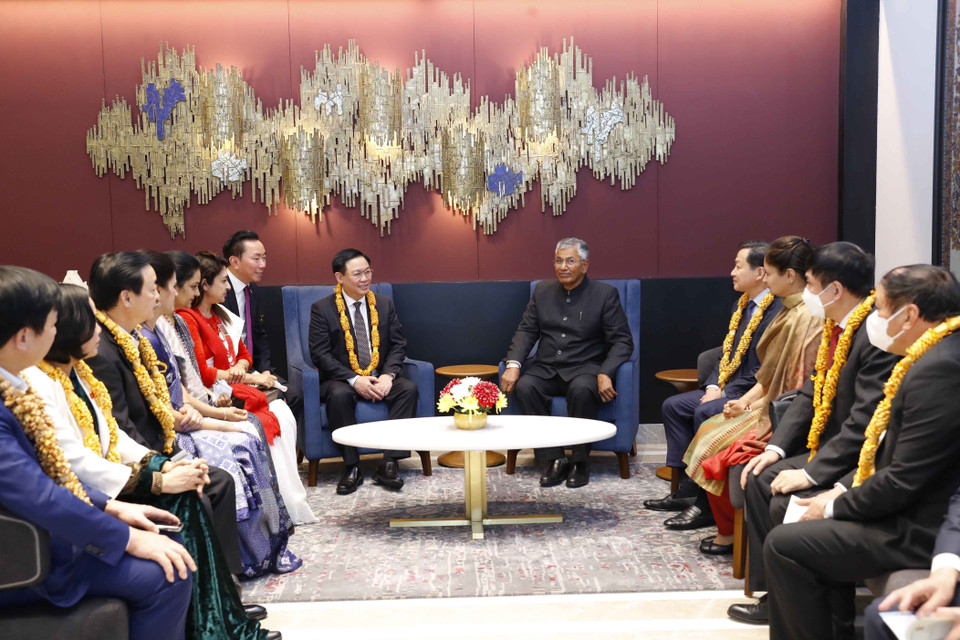 Chủ nhiệm Ủy ban Đối ngoại của Lưỡng viện Ấn Độ Shri P. P. Chaudhary tiếp Chủ tịch Quốc hội Vương Đình Huệ và thành viên đoàn. (Ảnh: Doãn Tấn/TTXVN)