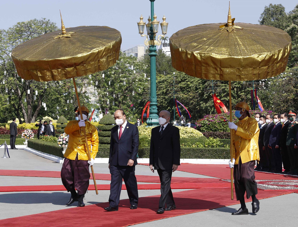 Quốc vương Campuchia Norodom Sihamoni chủ trì Lễ đón Chủ tịch nước Nguyễn Xuân Phúc tại Cung điện Hoàng gia Campuchia. (Ảnh: Thống Nhất/TTXVN)