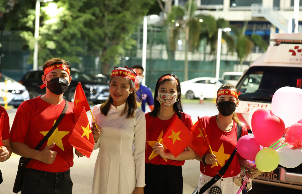 Cổ động viên vào sân cổ vũ cho đội tuyển Việt Nam trong trận gặp Đội tuyển Malaysia. (Ảnh: Thế Vũ//TTXVN)
