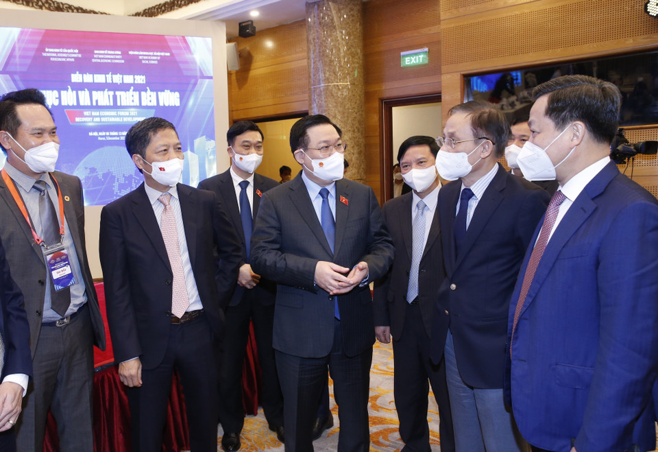 Chủ tịch Quốc hội Vương Đình Huệ trao đổi với các đại biểu. (Ảnh: Doãn Tấn/TTXVN)