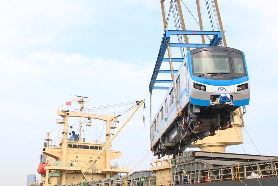 Toa xe đầu tiên của đoàn tàu số 8 metro Bến Thành-Suối Tiên được cầu khỏi tàu vận chuyển. (Ảnh: Tiến Lực/TTXVN)
