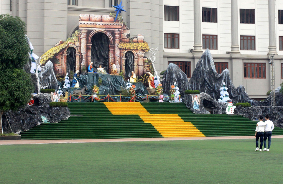 Nhà thờ chính tòa tại thành phố Thái Bình được trang hoàng để chào đón Giáng sinh 2021. (Ảnh: Thế Duyệt/TTXVN)