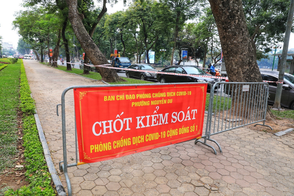 Khu vực quanh hồ Thiền Quang (quận Hai Bà Trưng) hạn chế người dân vào tập thể dục. (Ảnh: Minh Quyết/TTXVN)