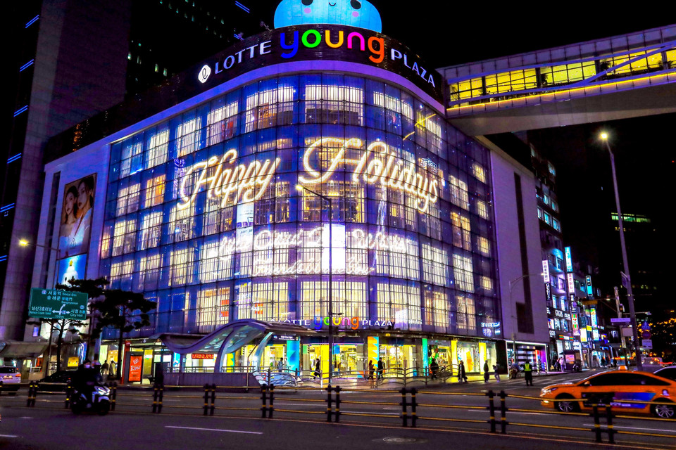 Lotte Young Plaza trang hoàng rực rỡ đón Giáng sinh. (Ảnh: Anh Nguyên/TTXVN)