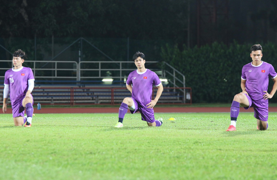 Các tuyển thủ Việt Nam tập khởi động. (Ảnh: TTXVN phát)