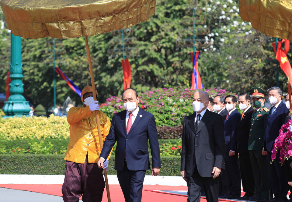 Quốc vương Campuchia Norodom Sihamoni chủ trì Lễ đón Chủ tịch nước Nguyễn Xuân Phúc tại Cung điện Hoàng gia Campuchia. (Ảnh: Thống Nhất/TTXVN)