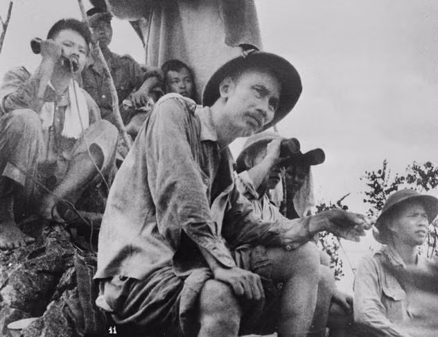 Sáng sớm ngày 16/9/1950, Chủ tịch Hồ Chí Minh đến vị trí quan sát đặt trên núi Báo Đông để quan sát, theo dõi chặt chẽ diễn biến trận đánh các cứ điểm địch ở Đông Khê, mở màn Chiến dịch Biên giới. Hình ảnh vị lãnh tụ tối cao của Đảng, của dân tộc không ngại khó khăn, nguy hiểm ra mặt trận trực tiếp chỉ đạo cuộc chiến đấu là nguồn động viên to lớn, làm nức lòng quân và dân ra sức thi đua 'giết giặc lập công,' đưa Chiến dịch đến toàn thắng. (Nguồn: Tư liệu TTXVN)